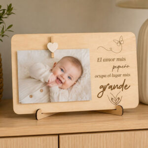 Marco de madera con peana, frase grabada y fotografía 10x15 cm - Imagen 3