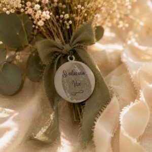 Medalla personalizada para ramo de novia - Imagen 2
