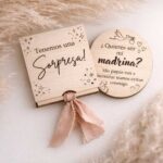Placa de madera personalizada para pedir que sean padrinos o madrinas - Imagen 2