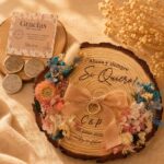Porta alianzas de madera natural personalizado con flores preservadas