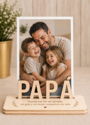 Marco de madera personalizado con foto y nombre - Imagen 4