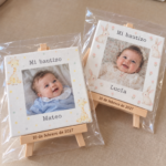 Dos modelos de mini lienzo de bautizo personalizados con foto, nombre y caballete grabado
