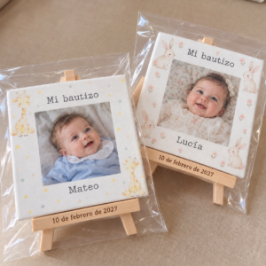 Dos modelos de mini lienzo de bautizo personalizados con foto, nombre y caballete grabado