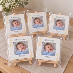 Mini lienzos de bautizo de Mateo con diseño de jirafitas en bolsas transparentes autoadhesivas