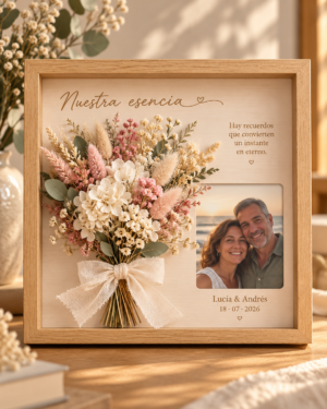 Cuadro de madera natural con fotografía, dedicatoria y composición de flores preservadas.