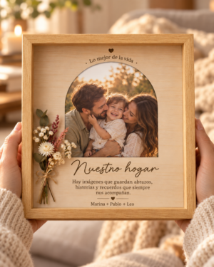 Familia sosteniendo un cuadro de madera natural con fotografía en arco y flores preservadas.