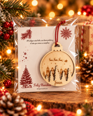Bola de madera con casas, árboles y trineo de Papá Noel presentada en una bolsa transparente con tarjeta.