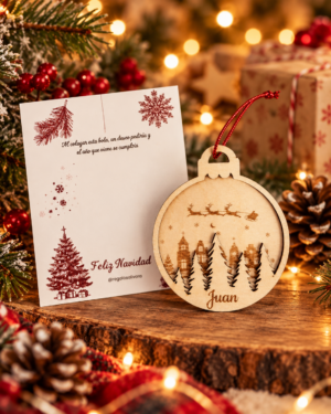 Bola de madera con nombre y paisaje de casas, árboles y trineo de Papá Noel.