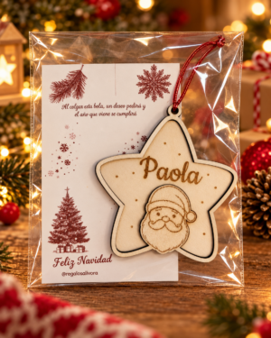 Estrella de madera con Papá Noel y nombre, presentada en bolsa transparente con tarjeta.