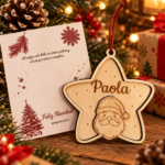 Estrella de madera con Papá Noel y el nombre Paola, colgada con cordón rojo.