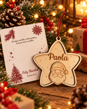 Estrella de madera con Papá Noel y el nombre Paola, colgada con cordón rojo.