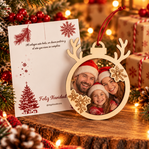 Bola de Navidad con fotografía dentro del círculo, cuernos de reno y copos de madera.