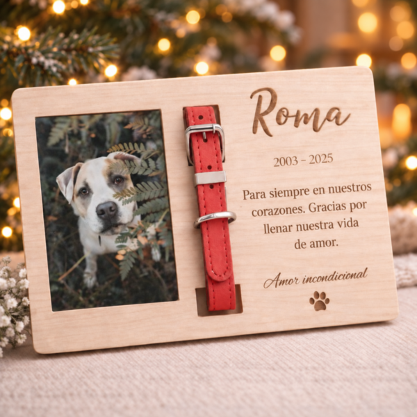 Marco de madera para collar con foto de mascota en ambiente navideño