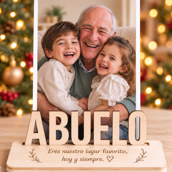 Marco de madera con fotografía de abuelo y nietos y nombre Abuelo en un ambiente navideño