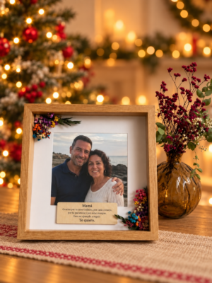 Marco de madera + dedicatoria en ambiente navideño — ejemplo de personalización