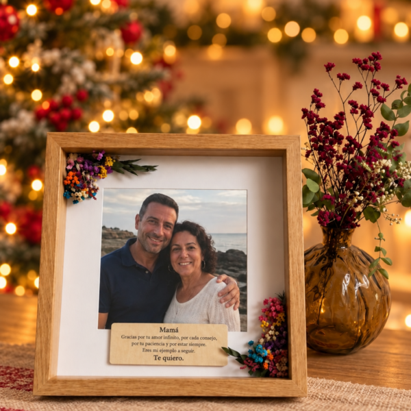 Marco de madera + dedicatoria en ambiente navideño — ejemplo de personalización