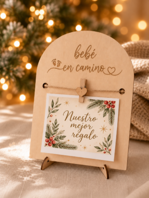 Portafotos de madera bebé en camino con lámina gráfica de ejemplo Nuestro mejor regalo en ambiente navideño