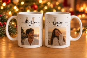 Pack de 2 tazas personalizadas en ambiente navideño — ejemplo de personalización