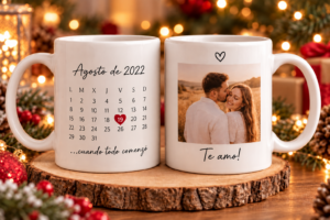 Taza personalizada a dos caras con foto, fecha y mensaje en ambiente navideño — ejemplo de personalización