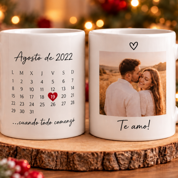 Taza personalizada a dos caras con foto, fecha y mensaje en ambiente navideño — ejemplo de personalización