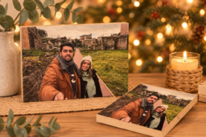 Foto impresa en madera personalizada con dedicatoria en ambiente navideño — ejemplo de personalización