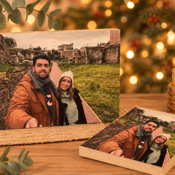 Foto impresa en madera personalizada con dedicatoria en ambiente navideño — ejemplo de personalización
