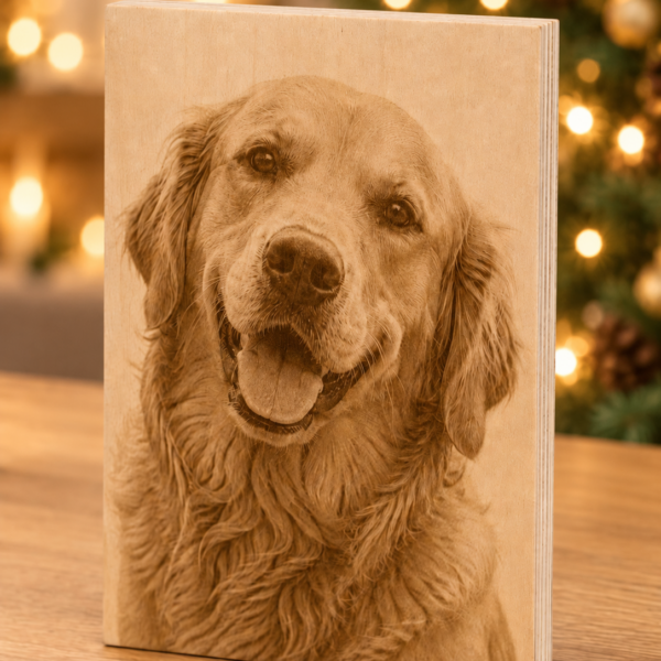 Foto grabada en madera abedul de 18 mm con dedicatoria mascotas en ambiente navideño — ejemplo de personalización