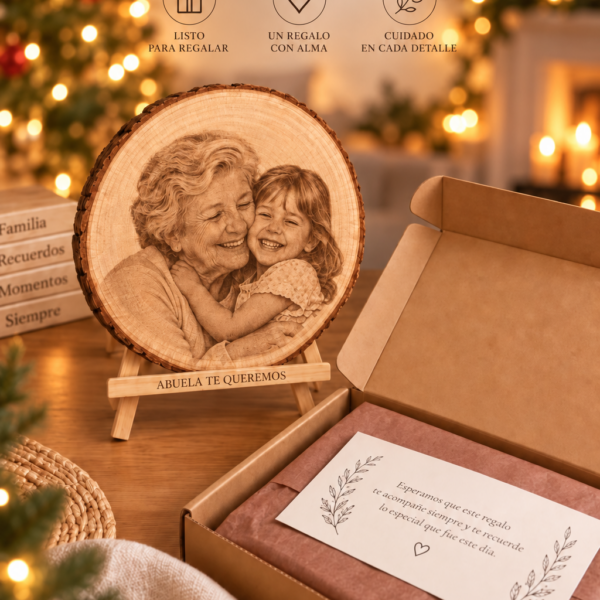 Rodaja de madera personalizada con foto grabada y dedicatoria en ambiente navideño — ejemplo de personalización