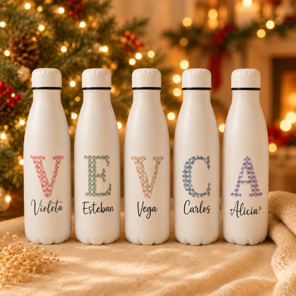 Botellas blancas personalizadas con nombres en ambiente navideño