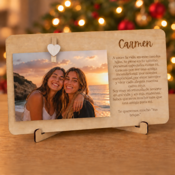 Marco de madera con pinza de corazón, foto y dedicatoria de amistad en Navidad