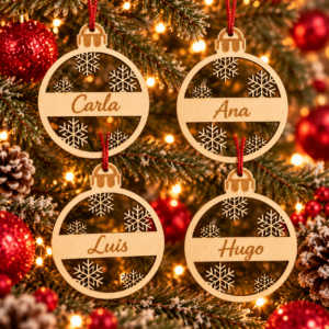Cuatro bolas de madera con copos de nieve y los nombres Carla, Ana, Luis y Hugo, colgadas en un árbol de Navidad.