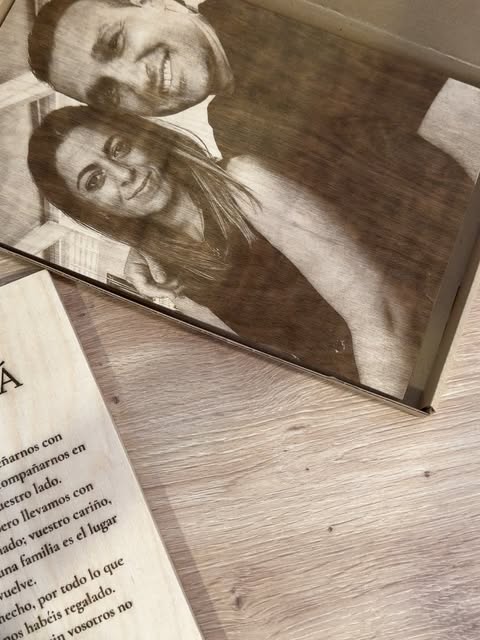 Retrato de una pareja grabado en madera publicado por Alivora