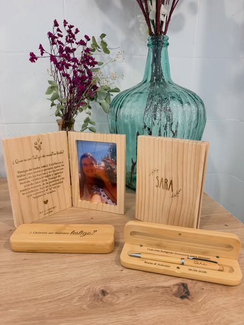 Marcos libro y estuches de madera personalizados publicados por Alivora