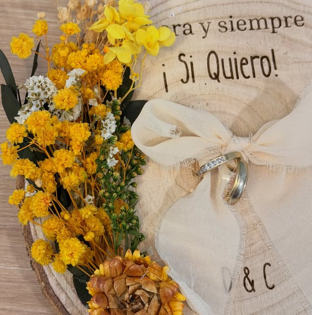 Porta alianzas de madera con flores amarillas publicado por Alivora